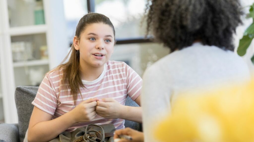 Discussion entre un adulte et une jeune fille