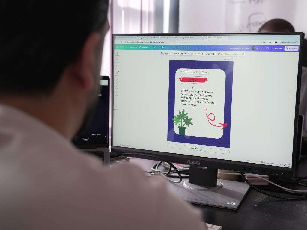 Une personne qui utilise le logiciel de création graphique Canva Une personne qui utilise le logiciel de création graphique Canva